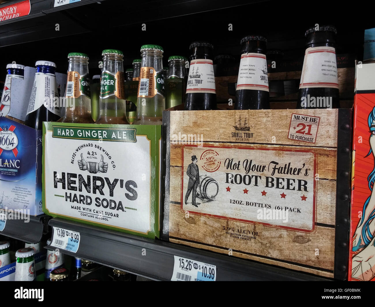 Six-packs de soda vu dans un dépanneur de suralimentation dans New York le Mardi, Juillet 26, 2016. Appel à génération x et la génération Y, les sodas évoquent drinking soda pop avant il était considéré comme malsain, mais contient le coup de l'alcool. En 2015, les ventes totales de soude dur autour de 116 millions de dollars. (© Richard B. Levine) Banque D'Images