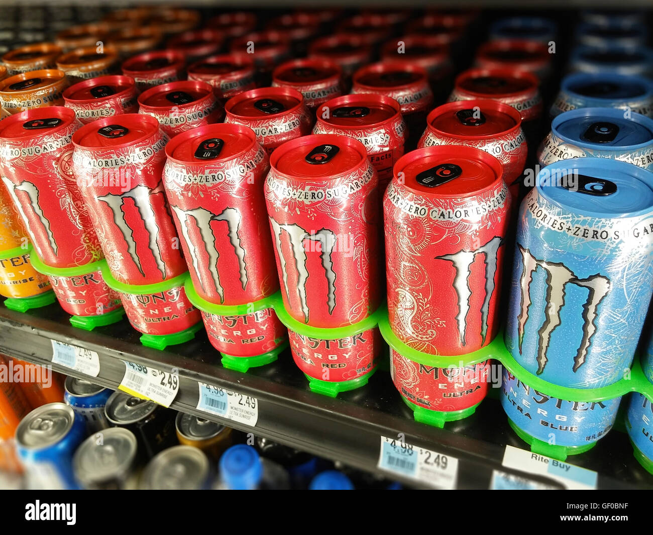 Monster Energy de la marque des boissons dans un dépanneur refroidisseur  sur Mardi, 26 juillet 2016. La célèbre boisson énergétique est  partiellement détenues par Coca-Cola. (© Richard B. Levine Photo Stock -  Alamy