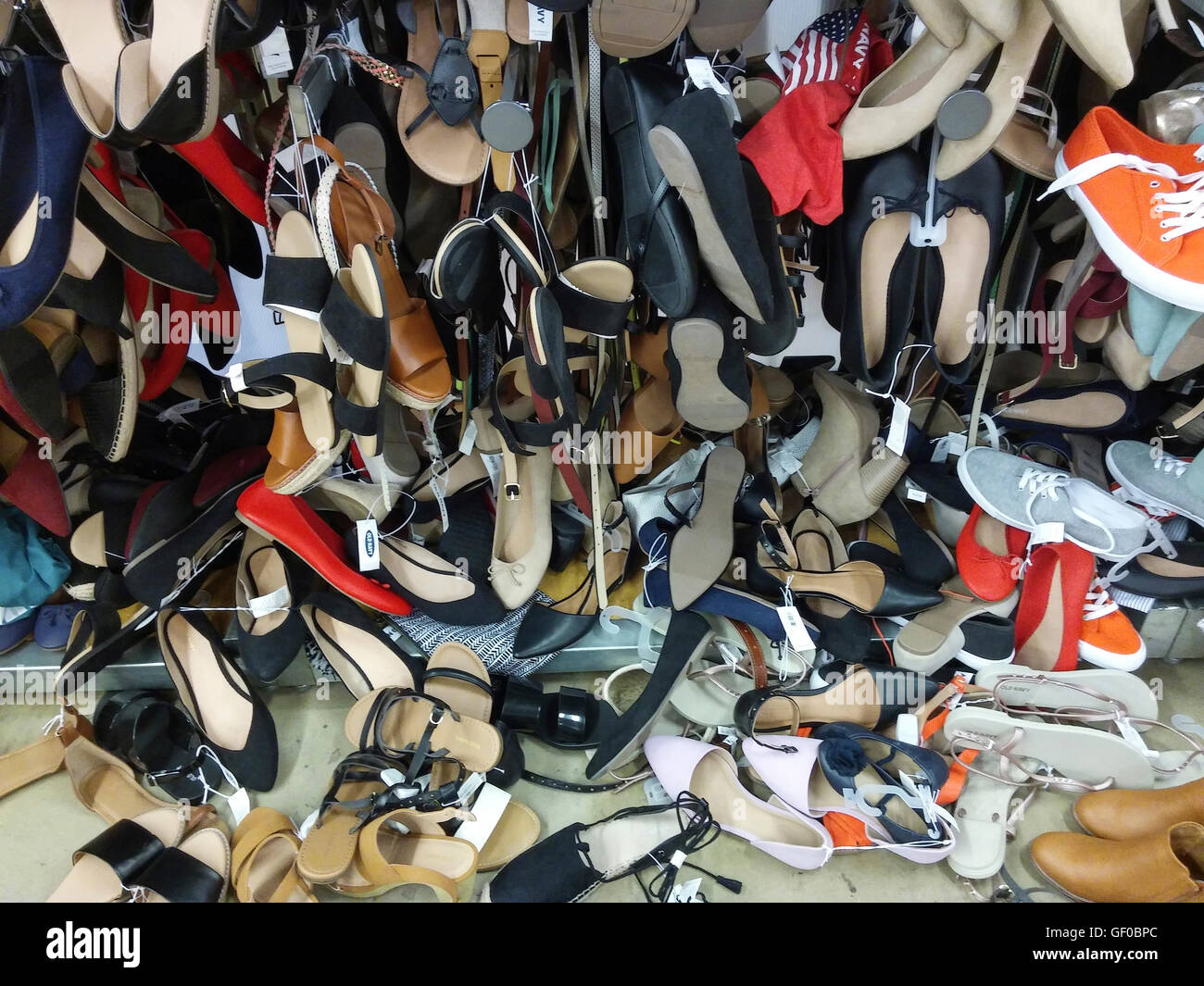 Des chaussures dans le désordre complet à un écart de la marque Old Navy dimanche à New York, le 24 juillet 2016. (© Richard B. Levine) Banque D'Images