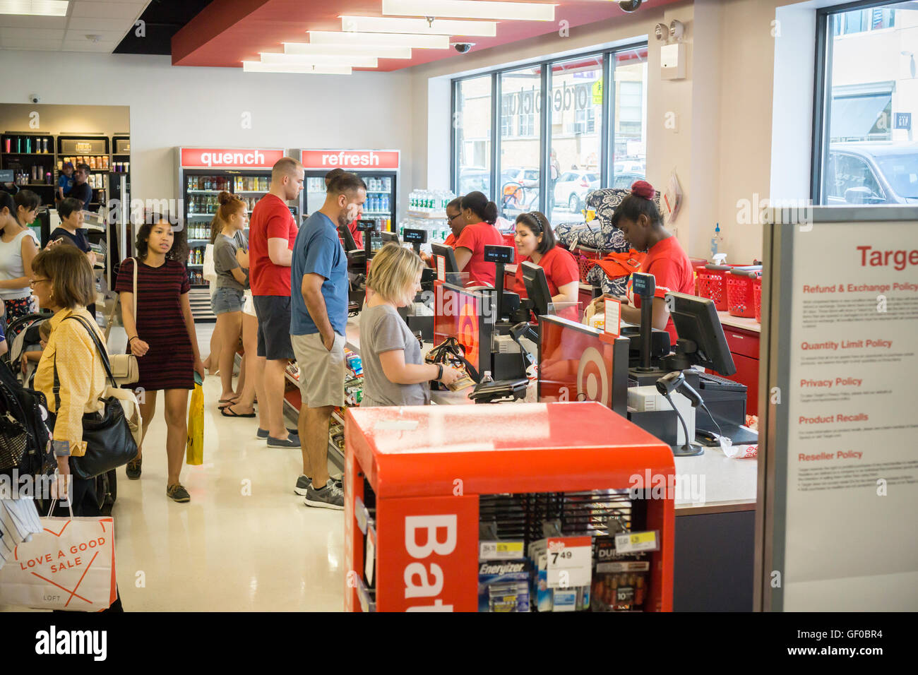 Des caissiers à la nouvelle cible plus petit magasin à Forest Hills, à New York, le dimanche, 24 juillet 2016. Afin de stimuler la croissance des ventes stagnantes cible est plus petite ouverture avec 20 magasins urbains déjà ouvertes et 14 autres devraient ouvrir en 2016. Le Forest Hills espace précédemment installé une librairie Barnes & Noble. (© Richard B. Levine) Banque D'Images