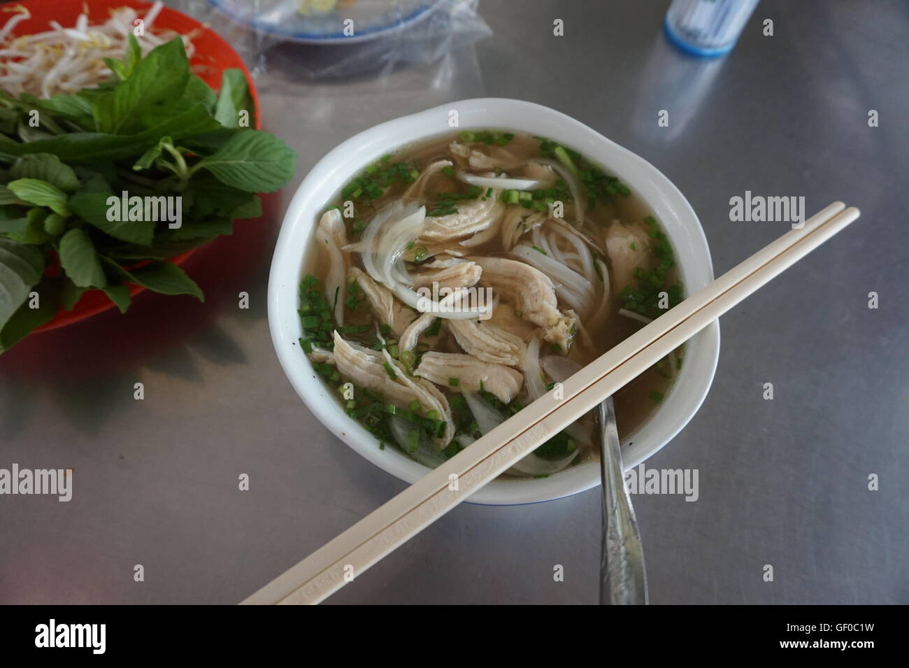 Dans un bol de soupe avec des baguettes Banque D'Images