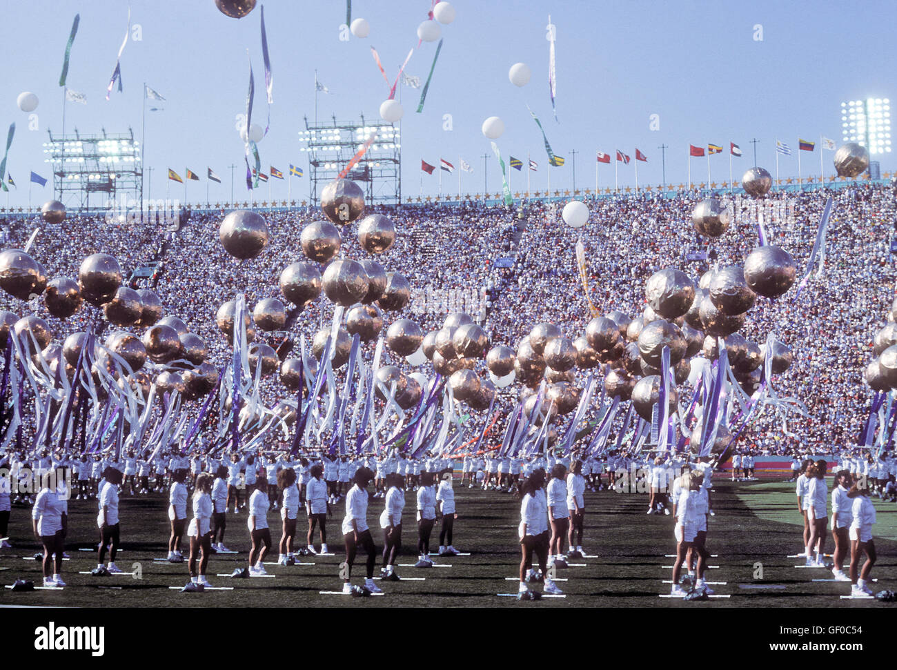 Festivités sur le terrain pendant la cérémonie d'A.L. Memorial Coliseum lors Jeux Olympiques de 1984 à Los Angeles. Banque D'Images