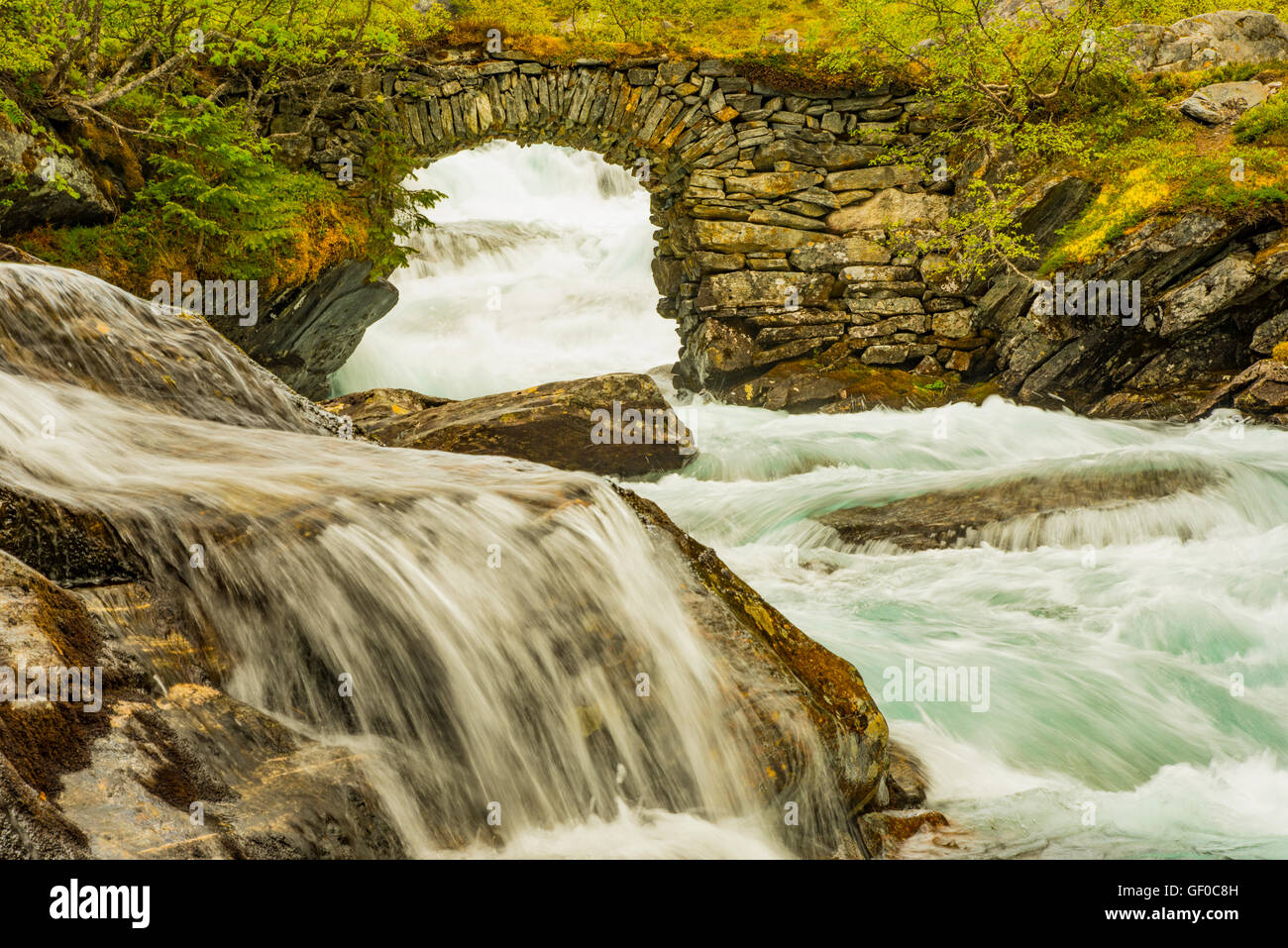 Trollistigen, rivières, chutes d'eau et pont de pierre. Parc national de Reinheimen, Norvège, Scandinavie, Eroupean Banque D'Images