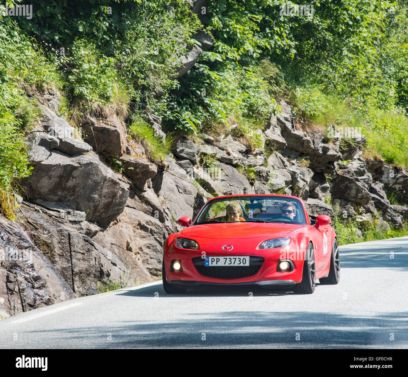 Porche rouge rallye de voitures de sport sur la route près de Bergen, Norvège, Scandinavie, Européenne Banque D'Images
