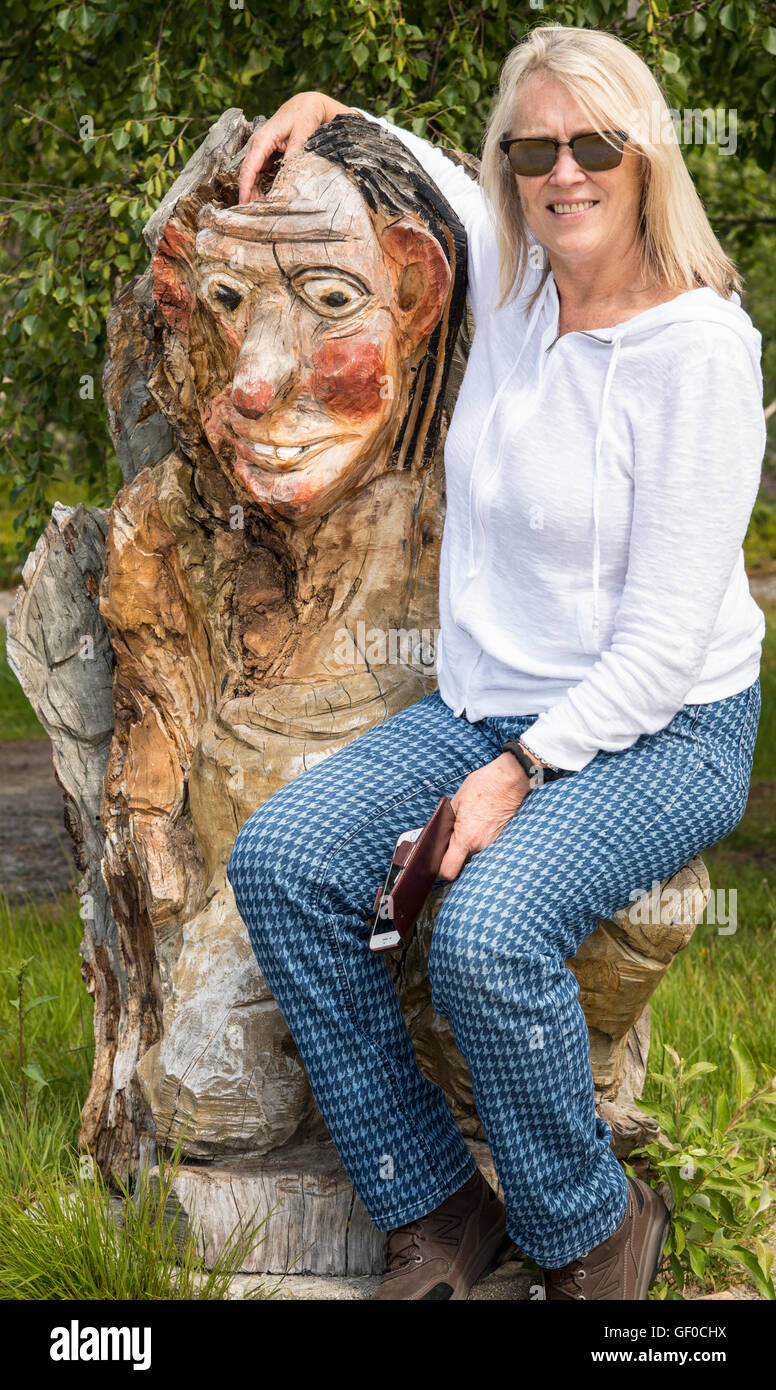 Statue femme posant avec un Troll. La Norvège, Scandinavie, Européenne Banque D'Images