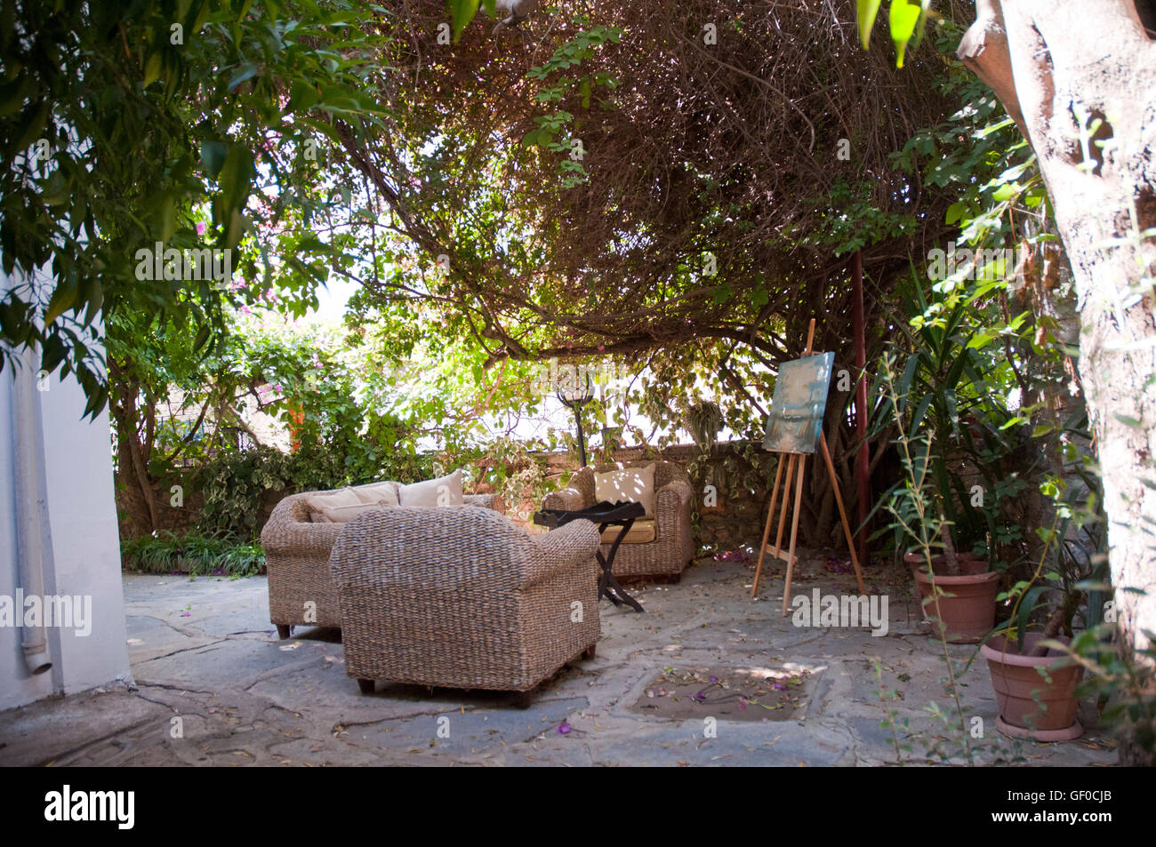 Meubles de jardin en osier sur Stone Patio – salon extérieur à Bodrum, Turquie Banque D'Images