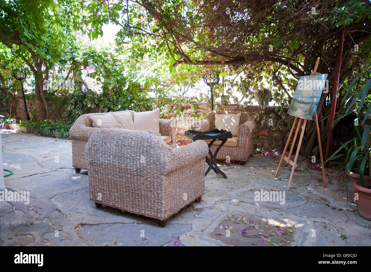 Meubles de jardin en osier sur Stone Patio – salon extérieur à Bodrum, Turquie Banque D'Images