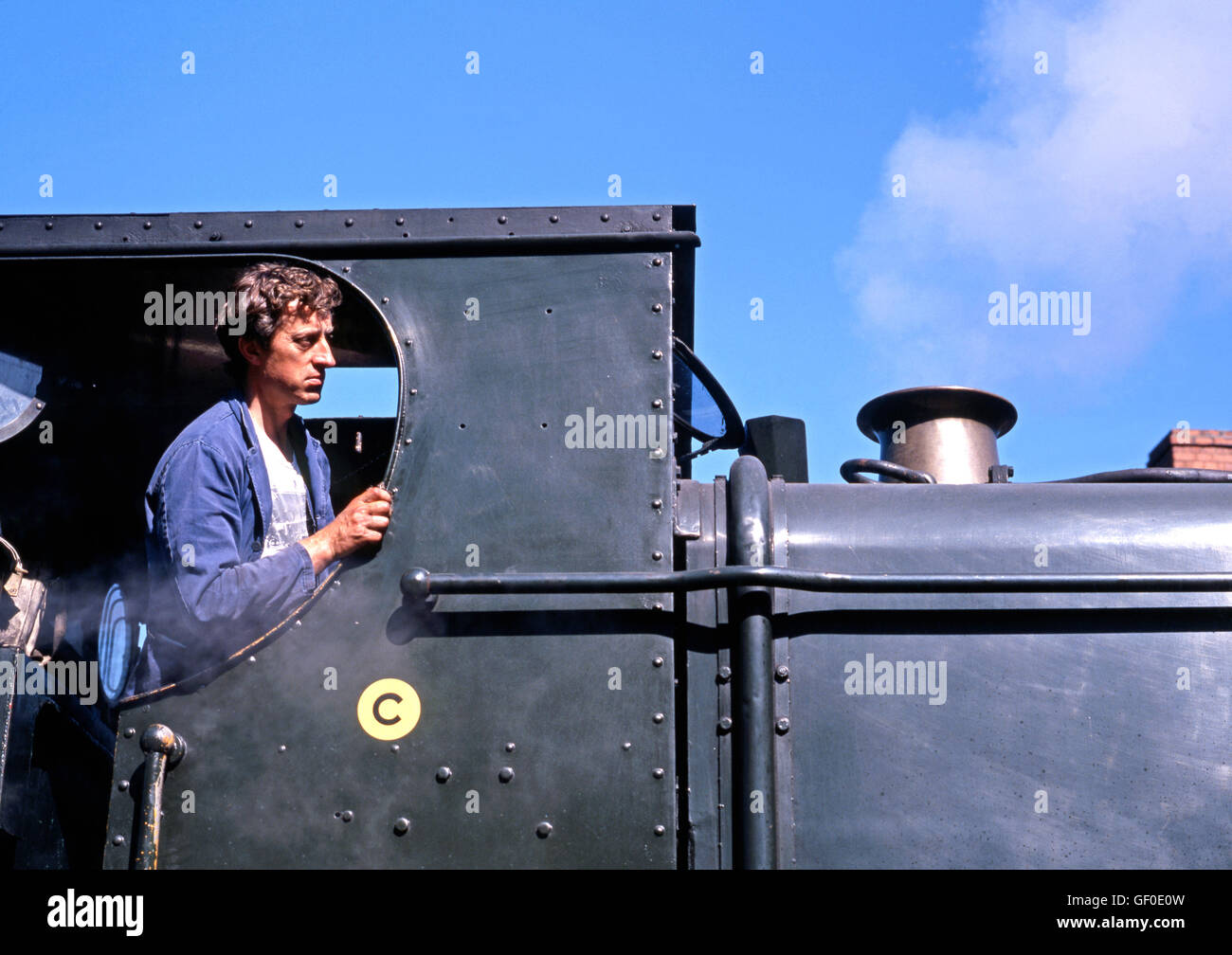 Le pilote du moteur dans la cabine de sa locomotive à vapeur, Severn Valley Railway, Highley, Shropshire, Angleterre, Royaume-Uni, Europe de l'Ouest. Banque D'Images