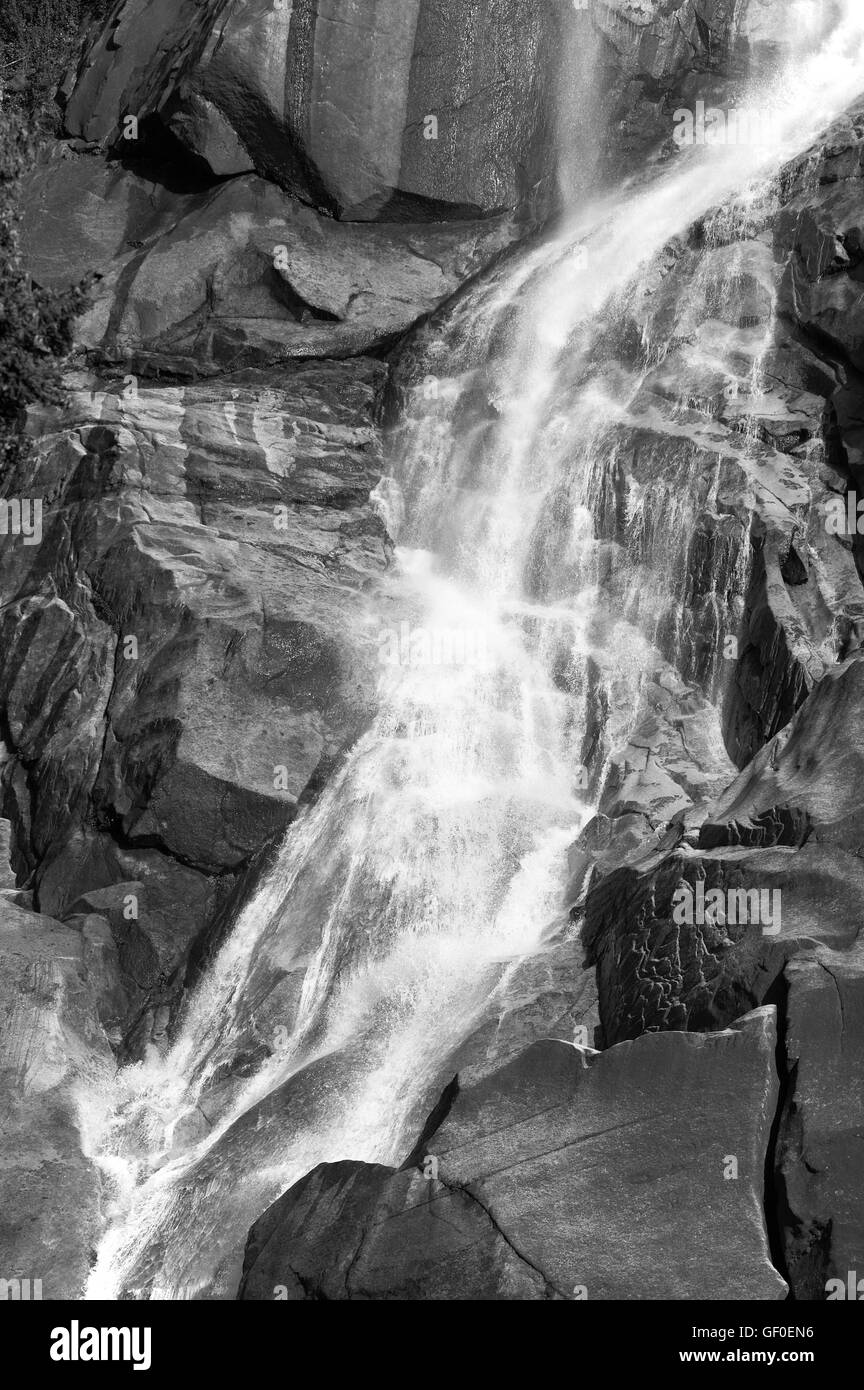 Détail cascade dans l'île de Vancouver. La Colombie-Britannique. Le Canada. La verticale Banque D'Images