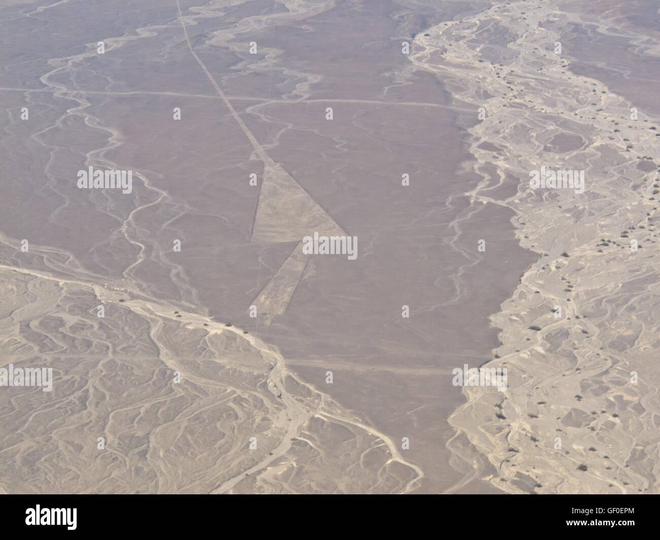 Le trapèze, l'un des lignes de Nazca vu de l'avion. Banque D'Images