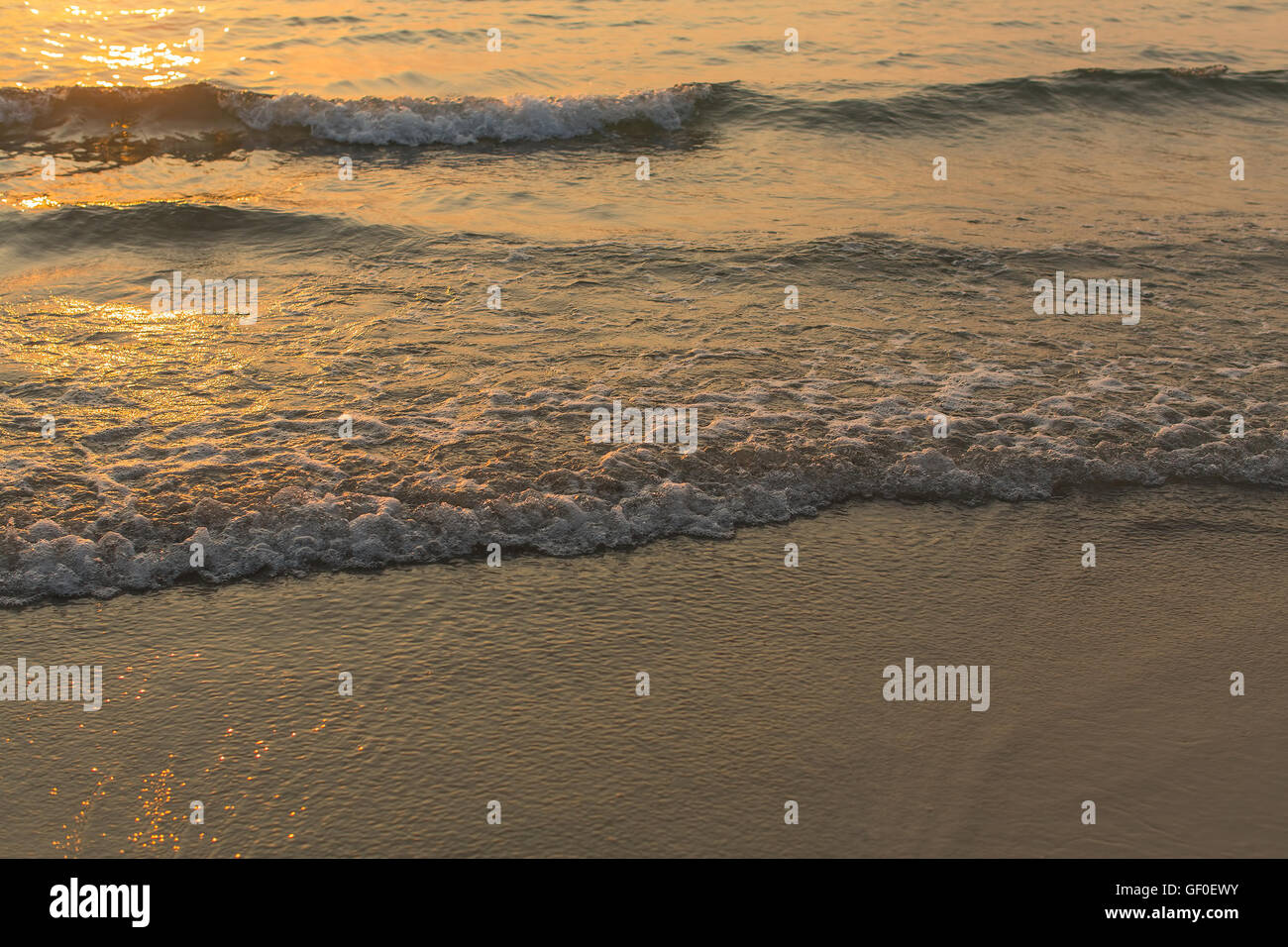 Vague se briser sur la plage. Surfer sur la mer. Banque D'Images