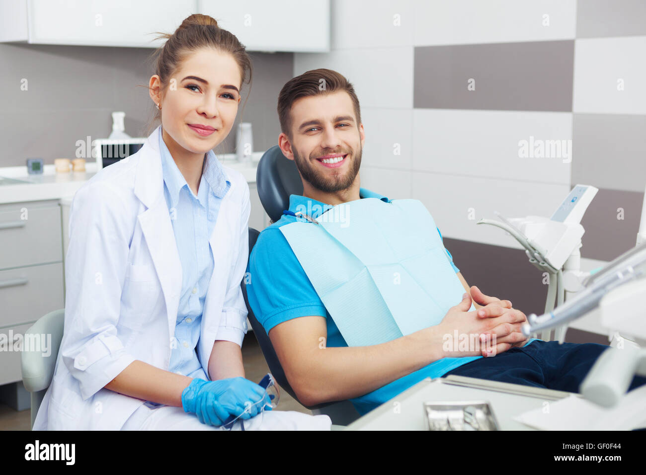 Mon dentiste est le meilleur ! Portrait d'une femme dentiste et jeune homme dans un bureau de dentiste. Banque D'Images