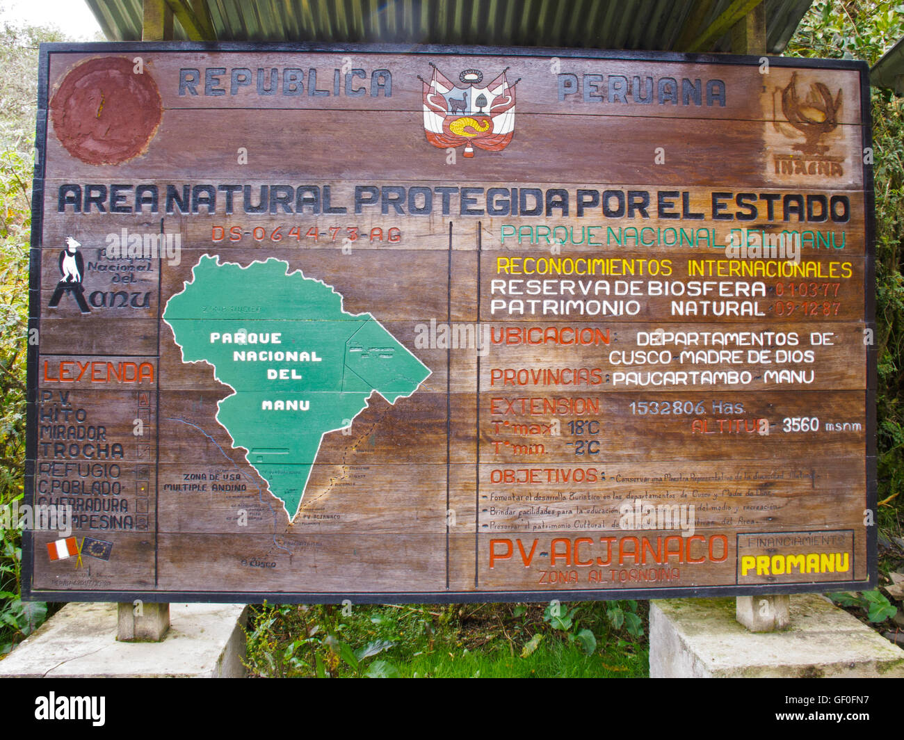 Le panneau à l'entrée du parc national de Manu, Pérou. Banque D'Images