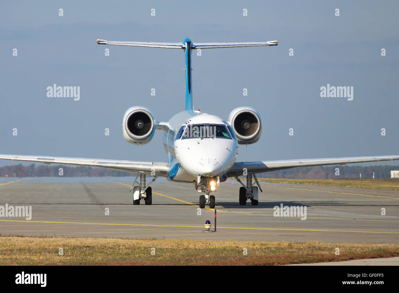 Borispol, l'Ukraine - 23 octobre 2011 : Dniproavia Embraer ERJ-145 Plan régional de passagers est le roulage vers la piste pour le décollage Banque D'Images