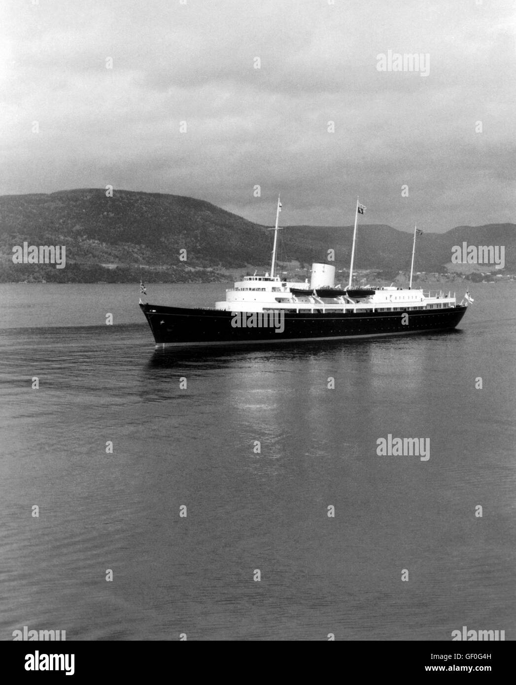 AJAXNETPHOTO. OCT, 1964. CORNER BROOK, Terre-Neuve. - HMRY - VISITEUR ROYAL BRITANNIA ARRIVE AU PORT. PHOTO:JONATHAN EASTLAND/AJAX REF:A0002 64 Banque D'Images