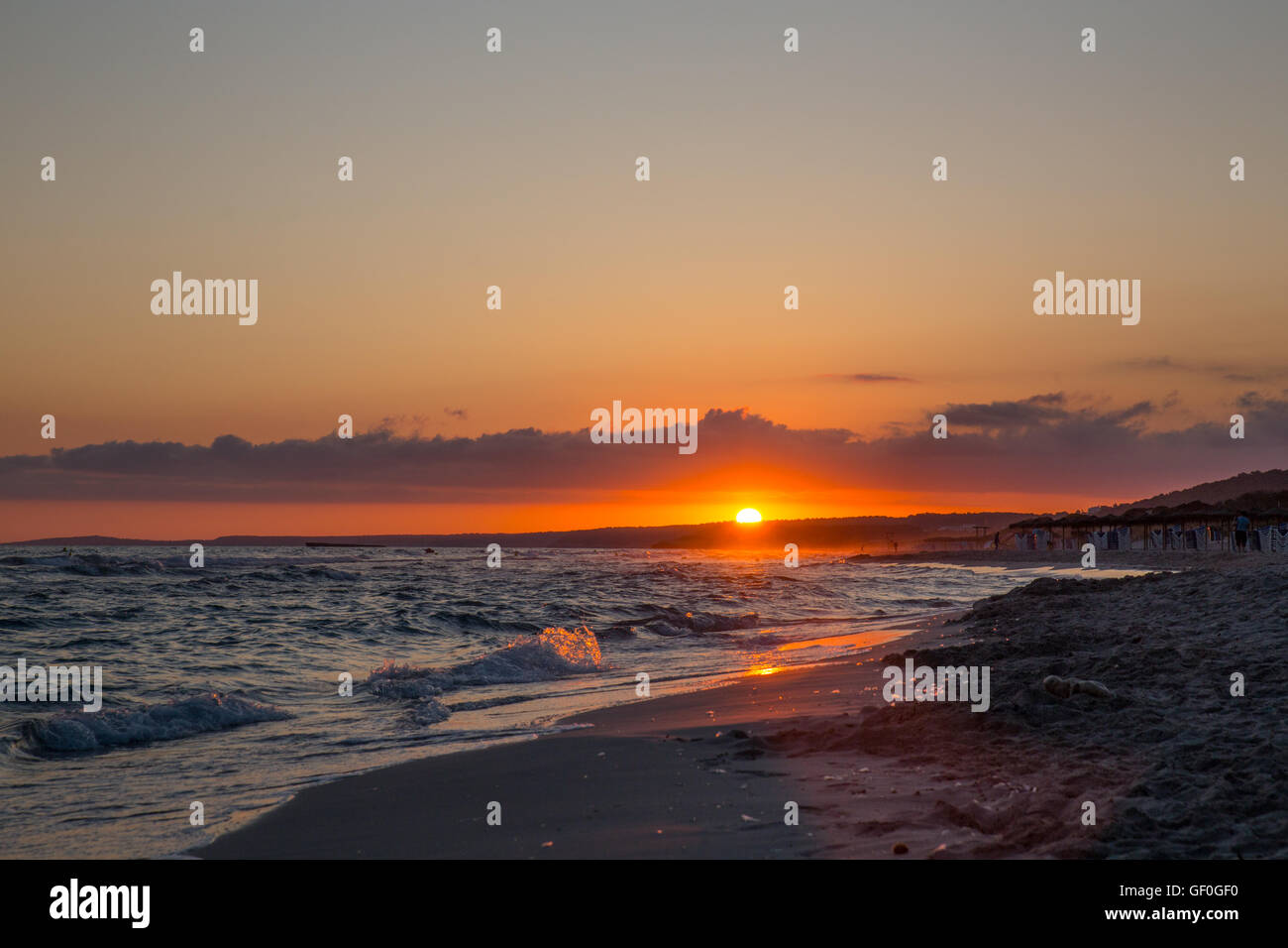 Coucher du soleil de Minorque vu de plage de Son Bou. Banque D'Images