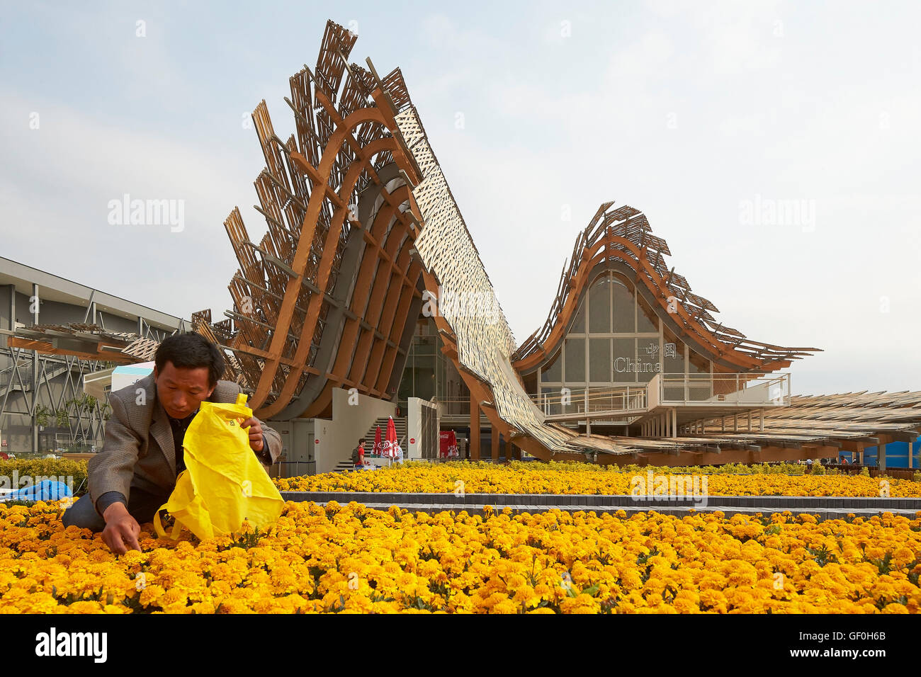 Lits de fleur en fleur avec le visiteur et le pavillon de toit. Milan EXPO 2015, Pavillon de la Chine, Milan, Italie. Architecte : Studio Link-Arc avec l'Université de Tsinghua, 2015. Banque D'Images