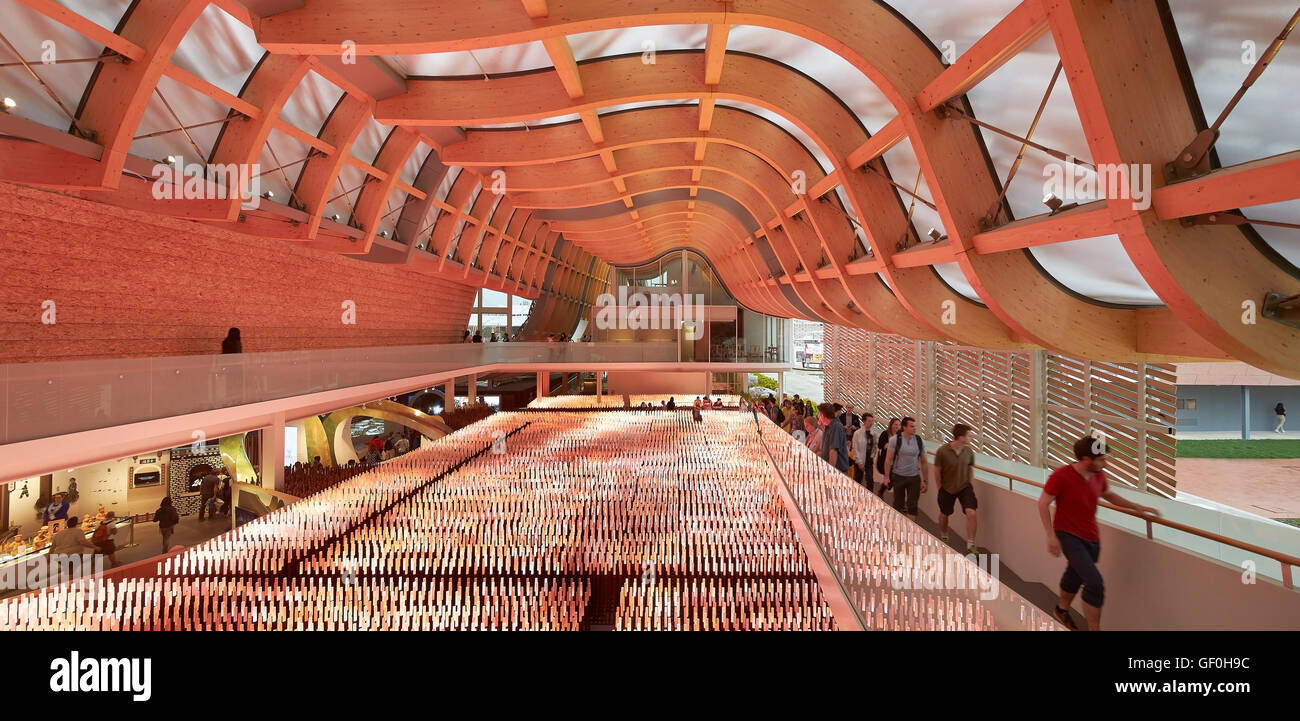 Installation LED en rose sous toit ondulé. Milan EXPO 2015, Pavillon de la Chine, Milan, Italie. Architecte : Studio Link-Arc avec l'Université de Tsinghua, 2015. Banque D'Images