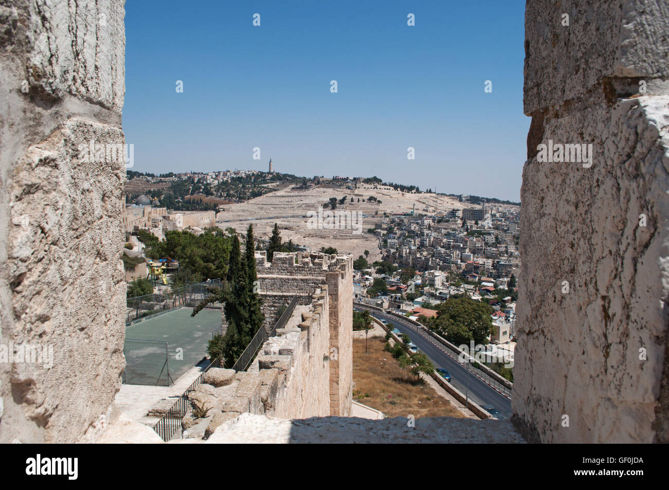 Jérusalem, Israël : le Mont des Oliviers vu des anciens murs de la vieille ville, une attraction touristique avec ses visites à pied Banque D'Images