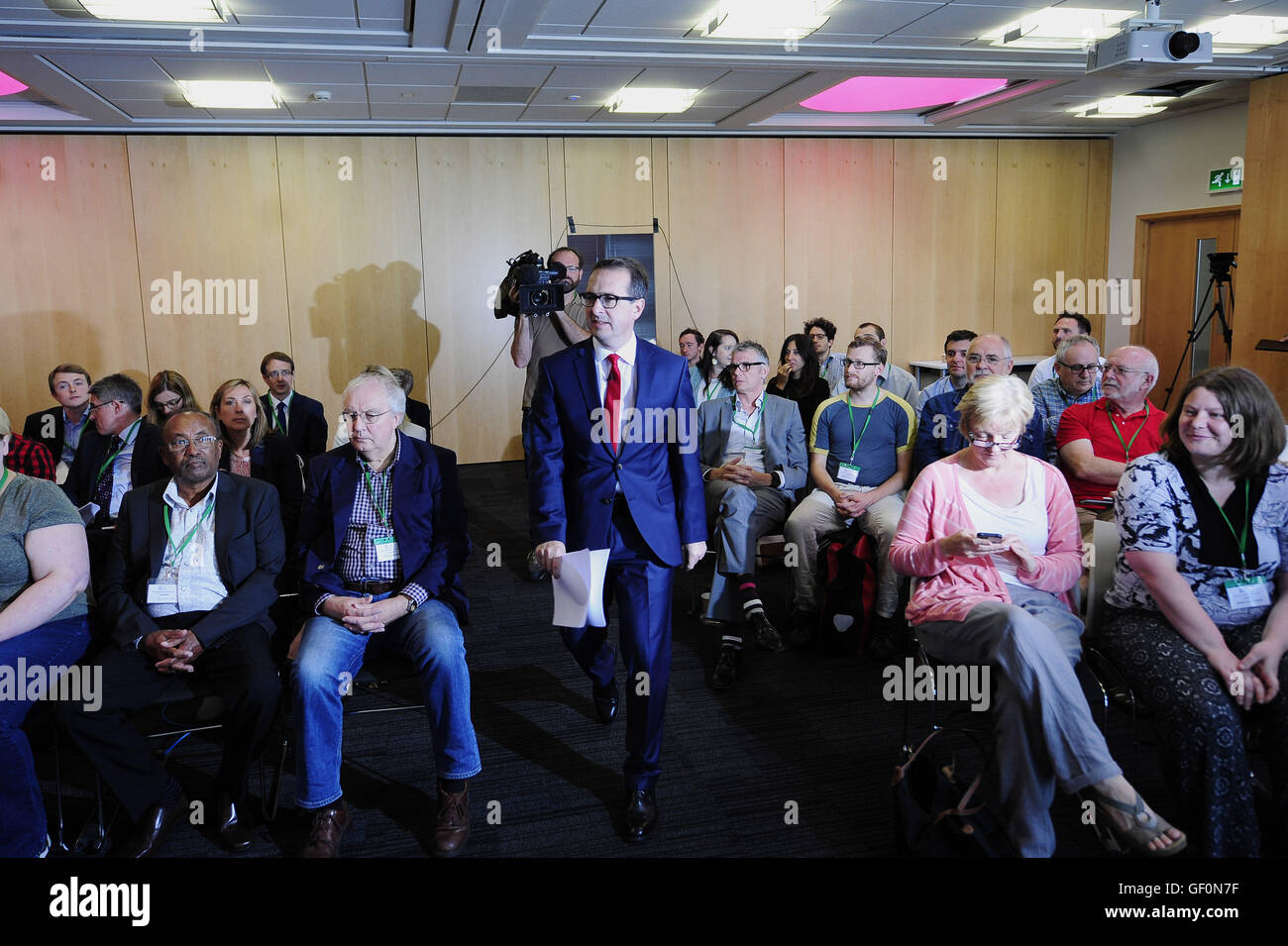 Direction du travail contender Owen Smith arrive à prendre la parole lors de la centre de transfert de connaissances dans le Yorkshire du Sud, Catcliffe, où il s'est engagé à une plus grande égalité au travail, annonçant son intention de nommer un ministre du cabinet pour fournir de l'emploi équitable. Banque D'Images