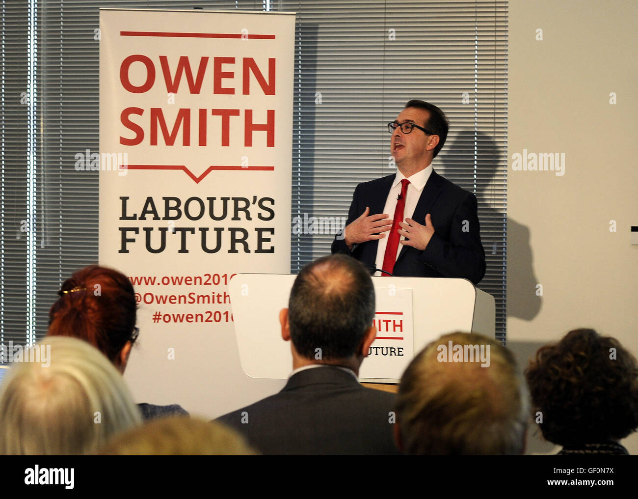 Direction du travail contender Owen Smith parle lors de la transmission du savoir Centre à Catcliffe, Yorkshire du Sud, où il s'est engagé à une plus grande égalité au travail, annonçant son intention de nommer un ministre du cabinet pour fournir de l'emploi équitable. Banque D'Images