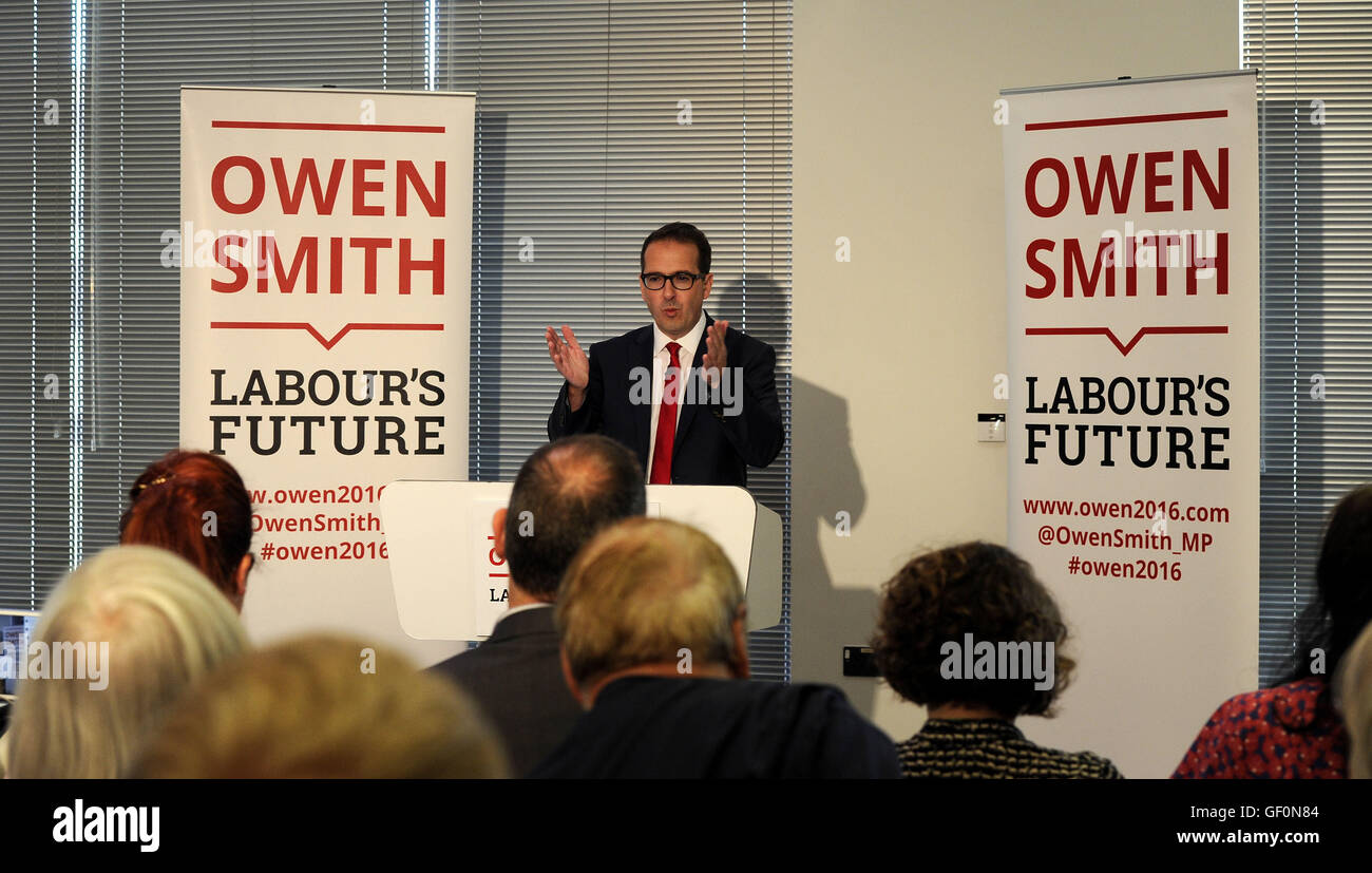 Direction du travail contender Owen Smith parle lors de la transmission du savoir Centre à Catcliffe, Yorkshire du Sud, où il s'est engagé à une plus grande égalité au travail, annonçant son intention de nommer un ministre du cabinet pour fournir de l'emploi équitable. Banque D'Images