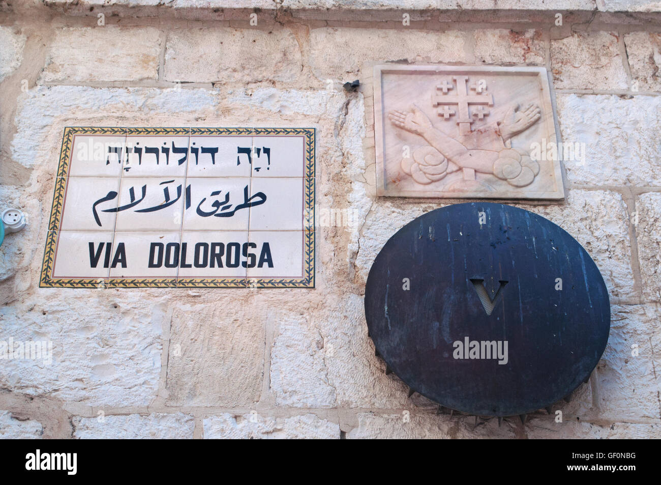 Jérusalem : signe de la Via Dolorosa, une rue a tenu à être le chemin que Jésus a marché sur le chemin de sa crucifixion, à la cinquième station de la Croix Banque D'Images