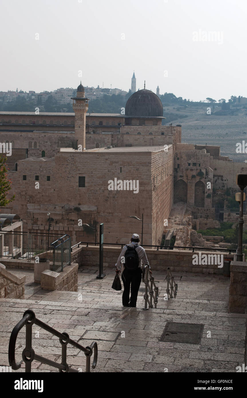 Jérusalem : un juif dans le quartier juif et de la mosquée Al Aqsa, la mosquée la plus éloignée sur le mont du Temple de la Vieille Ville Banque D'Images