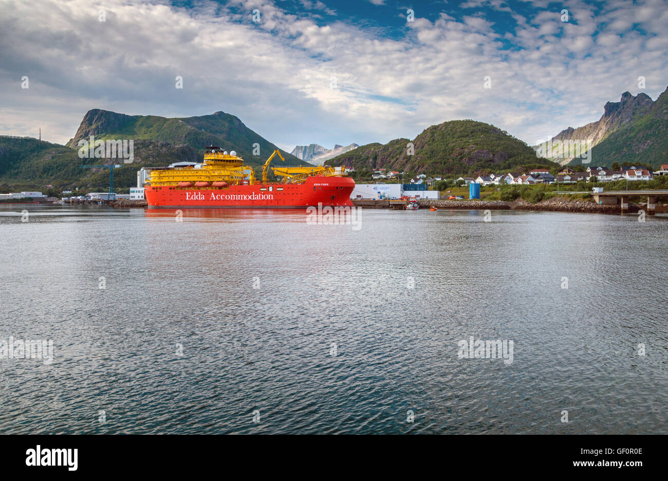 Edda Fides flotel, navire de soutien de l'industrie du pétrole, big red ship avec des montagnes Banque D'Images