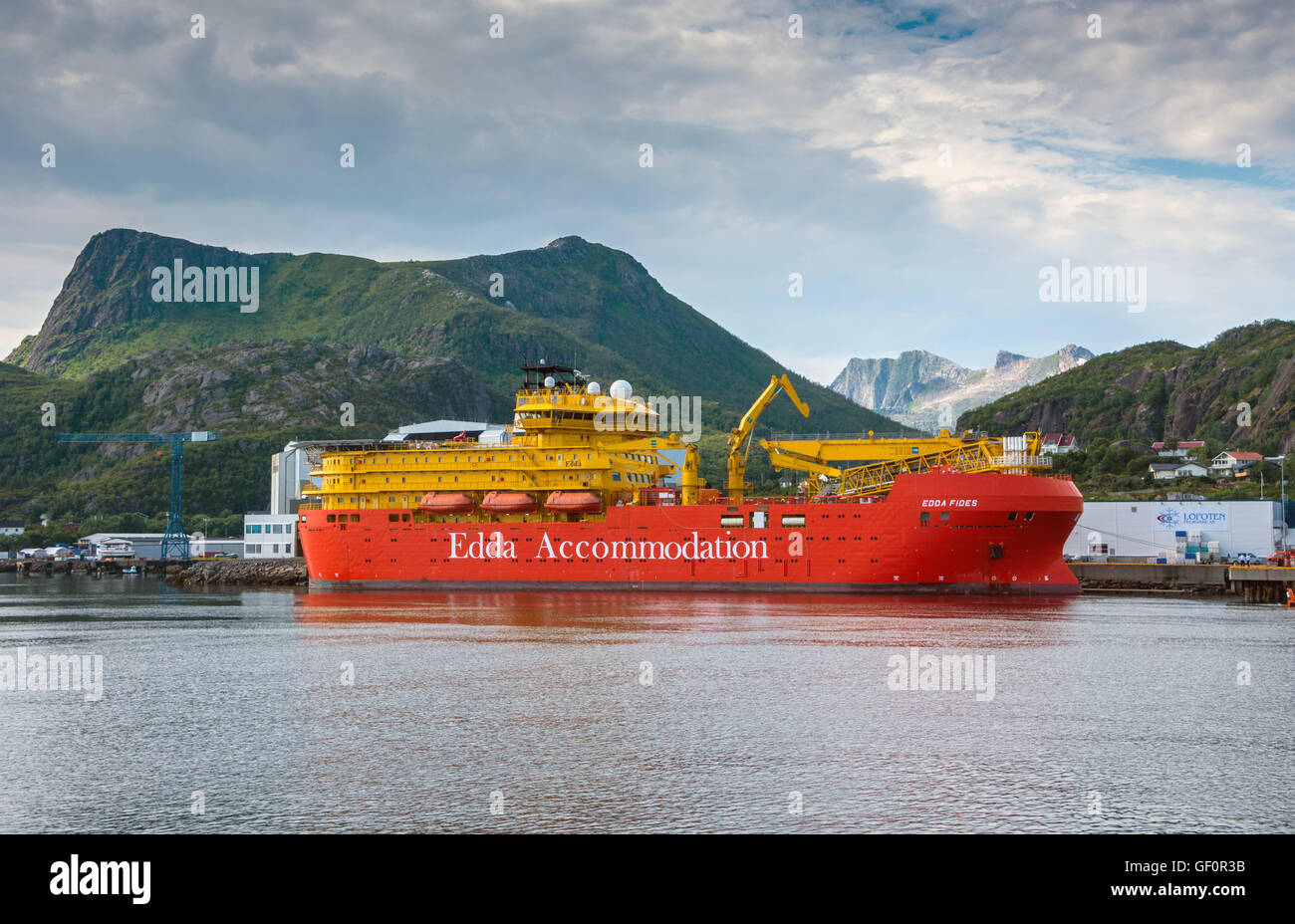 Edda Fides flotel, navire de soutien de l'industrie du pétrole, big red ship andyellow Banque D'Images
