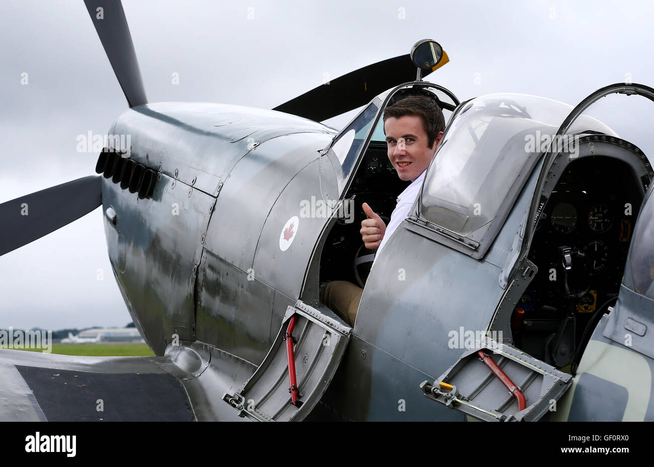 Lachlan Smart, 18 ans, pose avec un Spitfire de la seconde guerre mondiale à l'aéroport de Biggin Hill dans le Kent, lors d'une escale à ses huit semaines, 24 000-mile nautique notice offre, d'être le plus jeune à voler en solo autour du monde dans un seul moteur avion. Banque D'Images