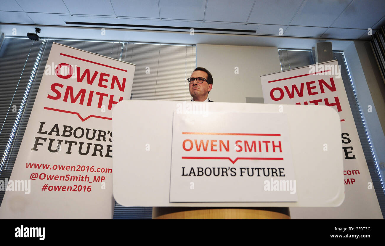 Direction du travail contender Owen Smith parle lors de la transmission du savoir Centre à Catcliffe, Yorkshire du Sud, où il s'est engagé à une plus grande égalité au travail, annonçant son intention de nommer un ministre du cabinet pour fournir de l'emploi équitable. Banque D'Images