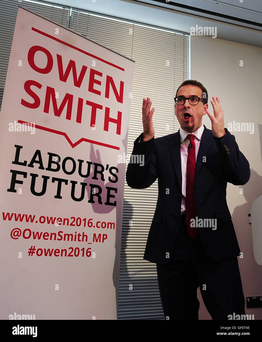 Direction du travail contender Owen Smith parle lors de la transmission du savoir Centre à Catcliffe, Yorkshire du Sud, où il s'est engagé à une plus grande égalité au travail, annonçant son intention de nommer un ministre du cabinet pour fournir de l'emploi équitable. Banque D'Images