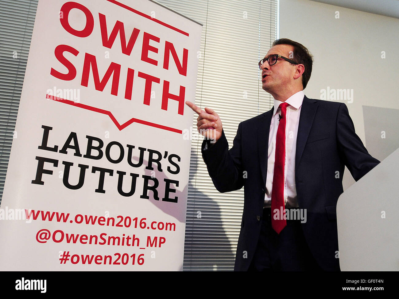 Direction du travail contender Owen Smith parle lors de la transmission du savoir Centre à Catcliffe, Yorkshire du Sud, où il s'est engagé à une plus grande égalité au travail, annonçant son intention de nommer un ministre du cabinet pour fournir de l'emploi équitable. Banque D'Images
