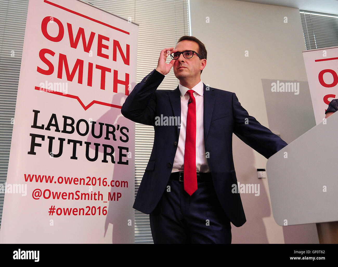 Direction du travail contender Owen Smith parle lors de la transmission du savoir Centre à Catcliffe, Yorkshire du Sud, où il s'est engagé à une plus grande égalité au travail, annonçant son intention de nommer un ministre du cabinet pour fournir de l'emploi équitable. Banque D'Images