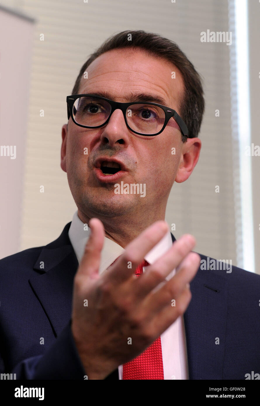 Direction du travail contender Owen Smith parle lors de la transmission du savoir Centre à Catcliffe, Yorkshire du Sud, où il s'est engagé à une plus grande égalité au travail, annonçant son intention de nommer un ministre du cabinet pour fournir de l'emploi équitable. Banque D'Images