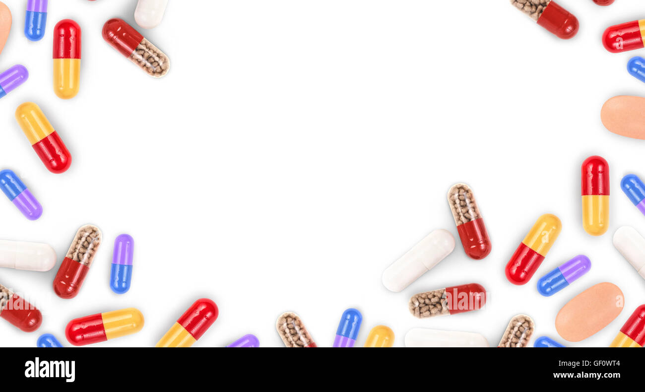 La médecine de couleurs différentes en forme de pilules comme cadre isolé sur fond blanc. Banque D'Images