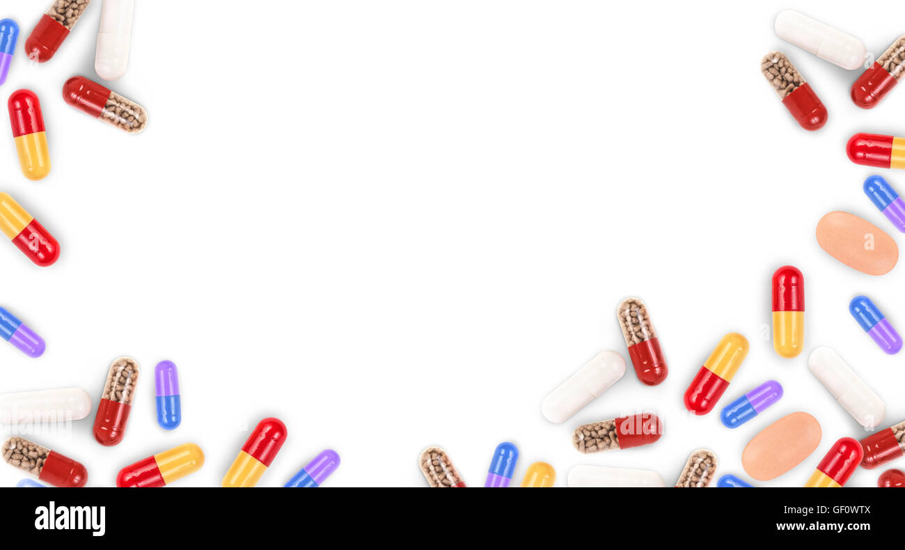 La médecine de couleurs différentes en forme de pilules comme cadre isolé sur fond blanc. Banque D'Images