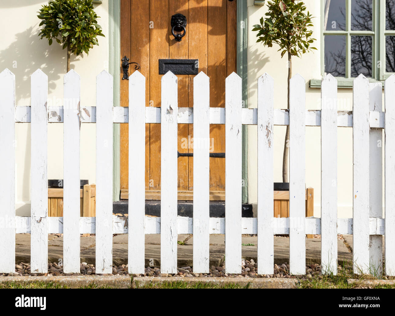 Clôture blanche. Clôtures en bois devant une maison, England, UK Banque D'Images
