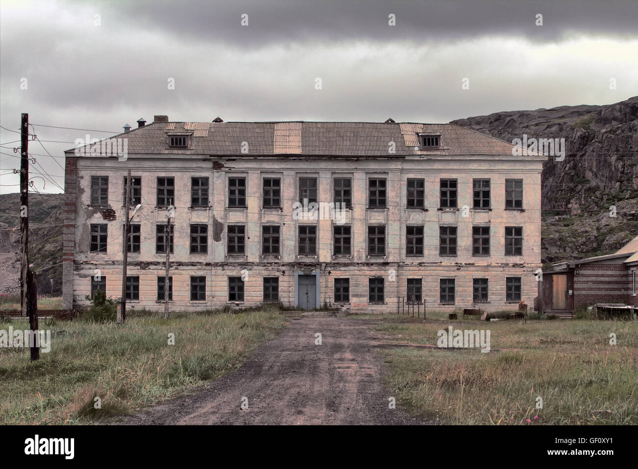 L'école abandonnée vide Maison dans village de montagne dans la région de Arctic Banque D'Images