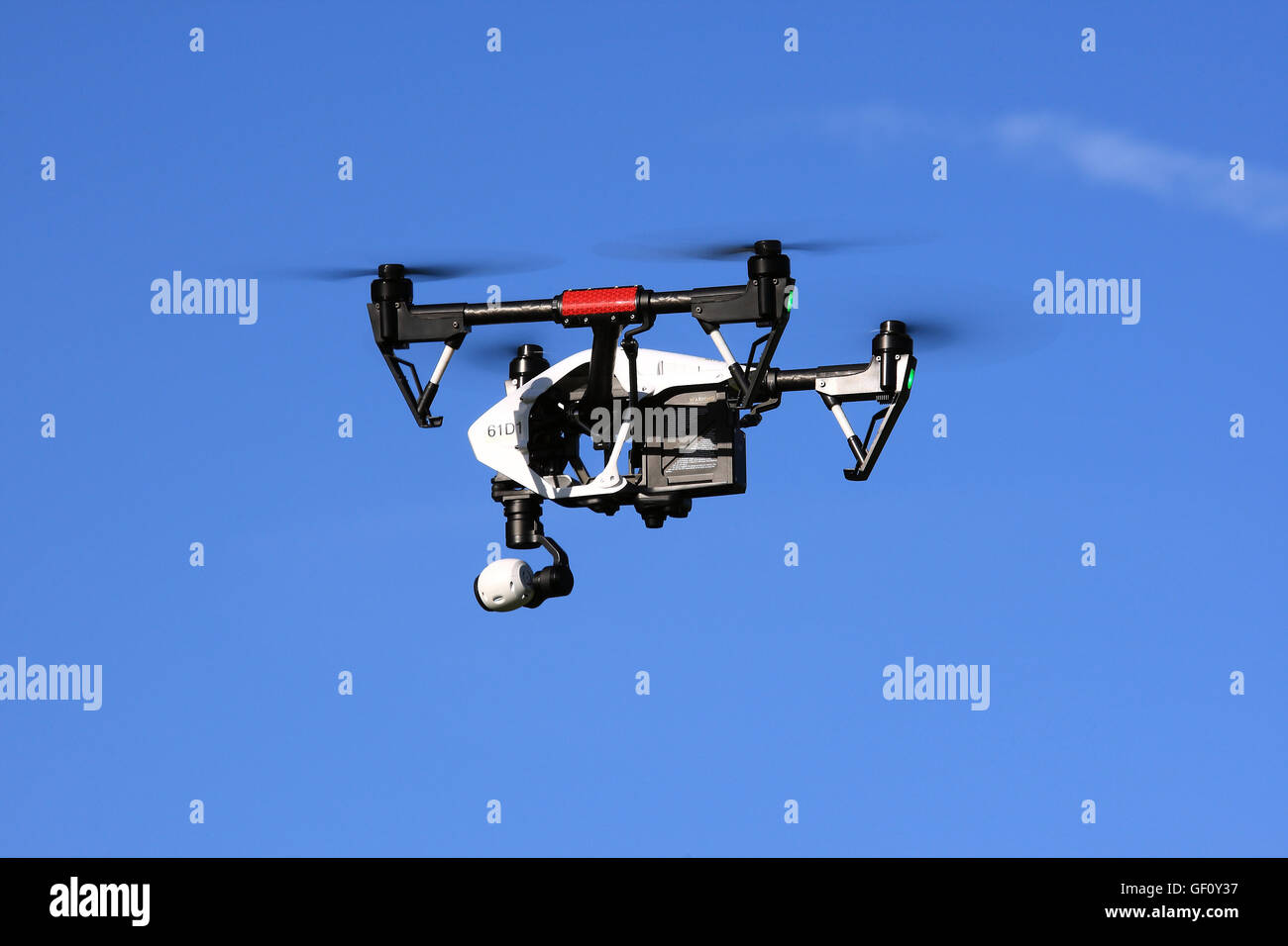 Drone avec caméra de cinéma professionnel survolant un parc d'été Photo  Stock - Alamy