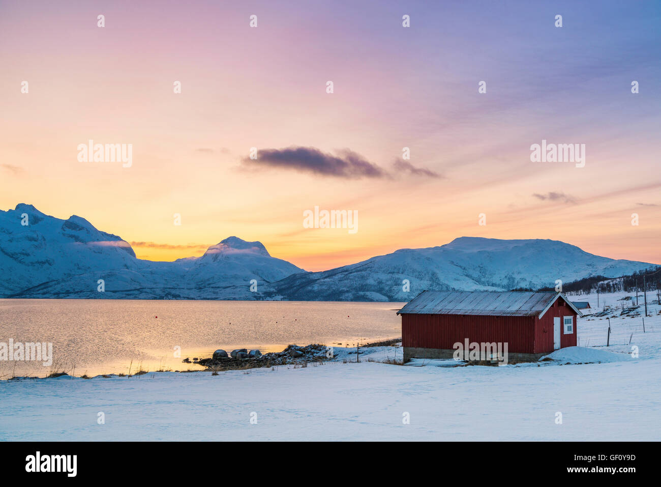 Lyfjord sur l'île de Kvaløya, Norvège Banque D'Images