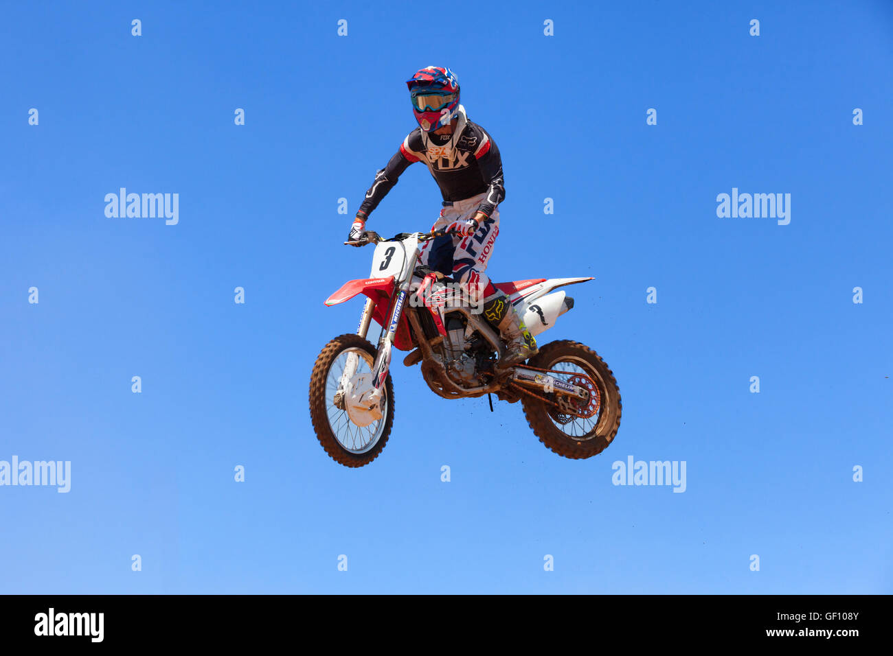 Rider Motocross Bike et suppression d'un examen lors de la dernière épreuve de la course Banque D'Images