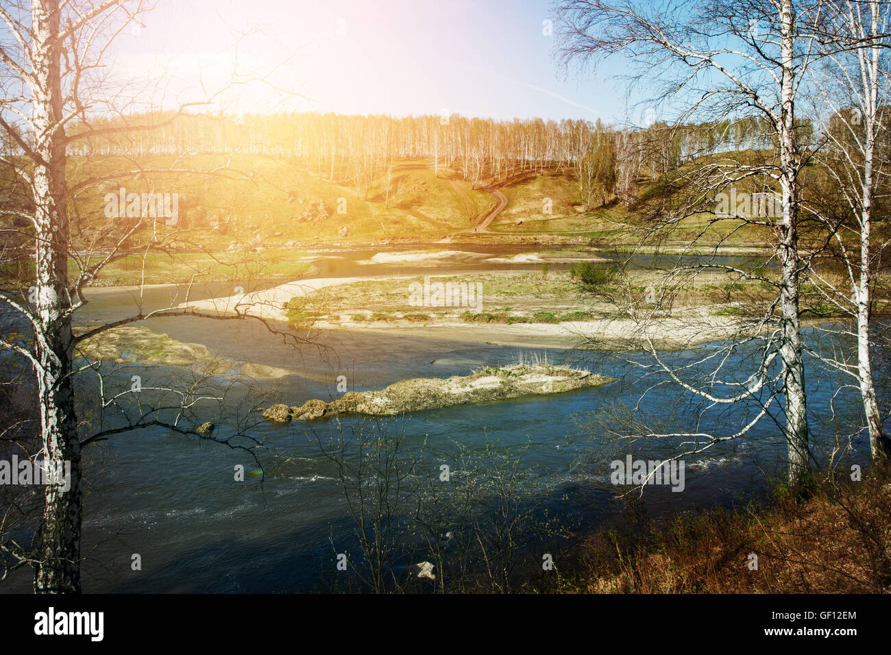 Vue paysage de la rivière au milieu des collines de débordement. Le nord de la nature. Temps de printemps. Focus sélectif. Des reflets. Banque D'Images