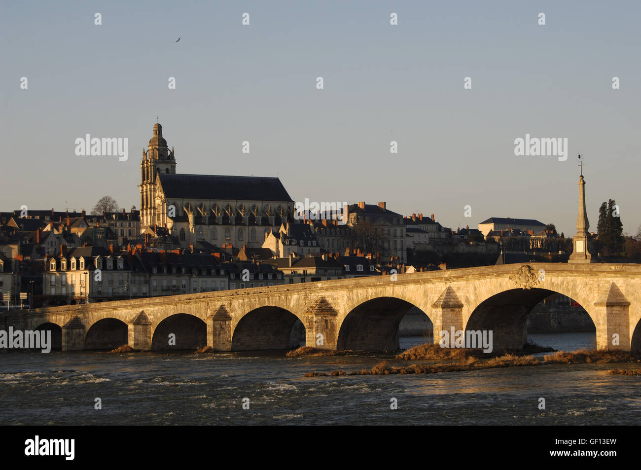 La France. Blois. Vue urbaine avec le Saint Louis cathédrale construite au 18e siècle et Jacques Gabriel pont sur la Loire. Banque D'Images