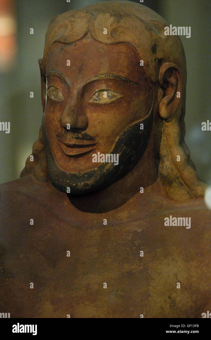 L'art étrusque en Italie. Sarcophage des époux. Avec sol en terre cuite