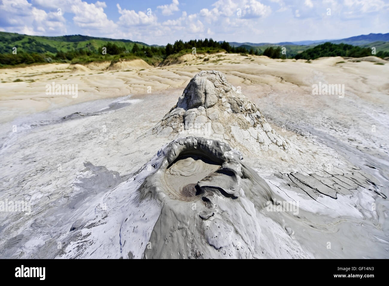 Paysage avec des volcans de boue aussi connu sous le nom de dômes de boue en été en éruption Banque D'Images