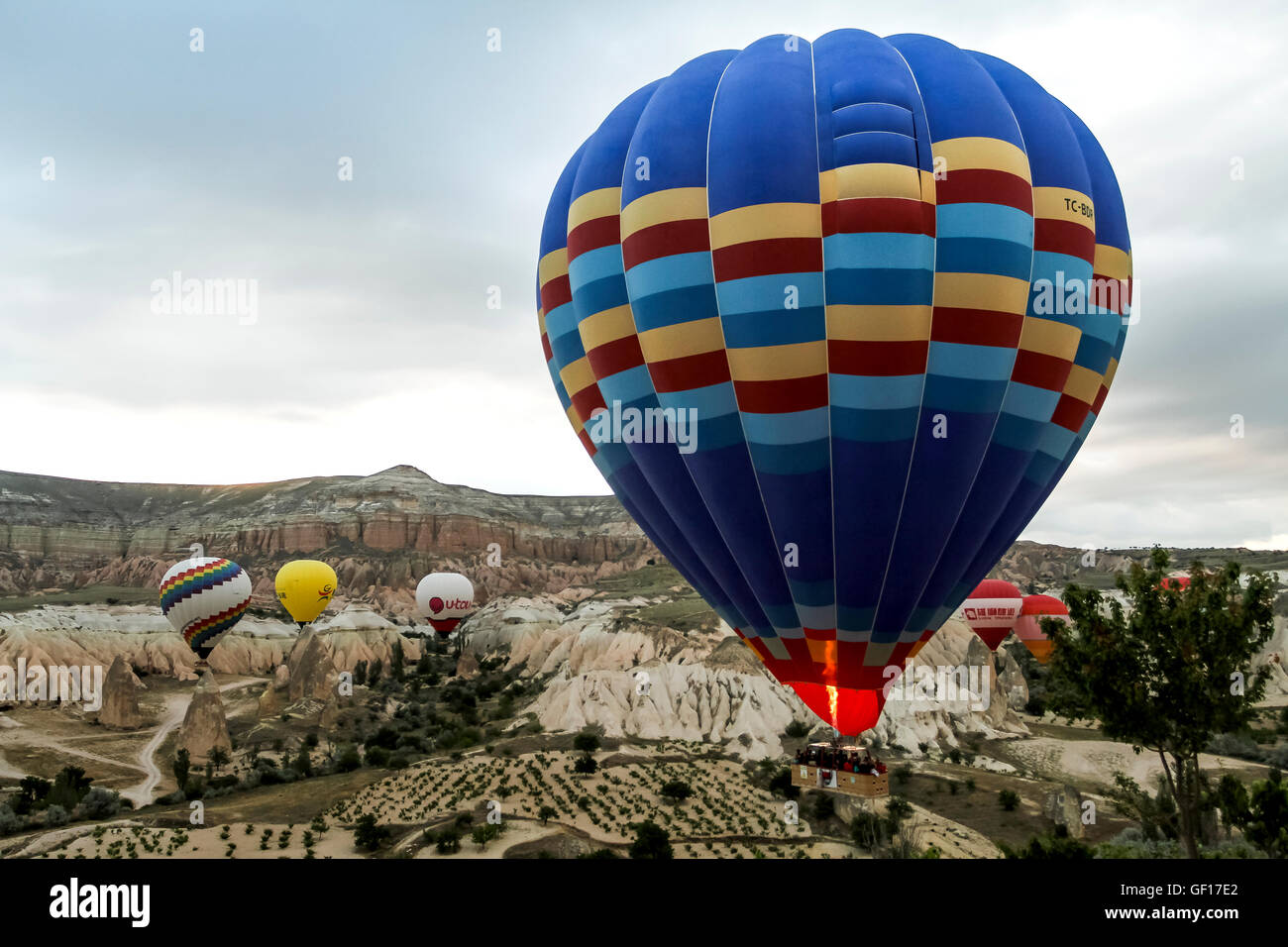 Cappadoce, Turquie. Juillet 2012. Montgolfières survolant les cheminées de fées de Göreme Banque D'Images