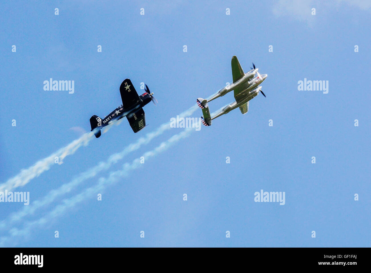 P-38 Lightning et F4U-4 Corsair à RAF,Duxford Flying Legends Banque D'Images