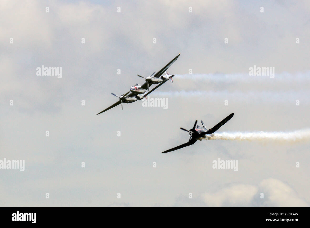 P-38 Lightning et F4U-4 Corsair à RAF,Duxford Flying Legends Banque D'Images
